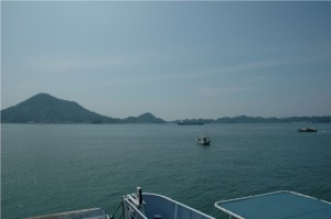 興居島全景：フェリー船上